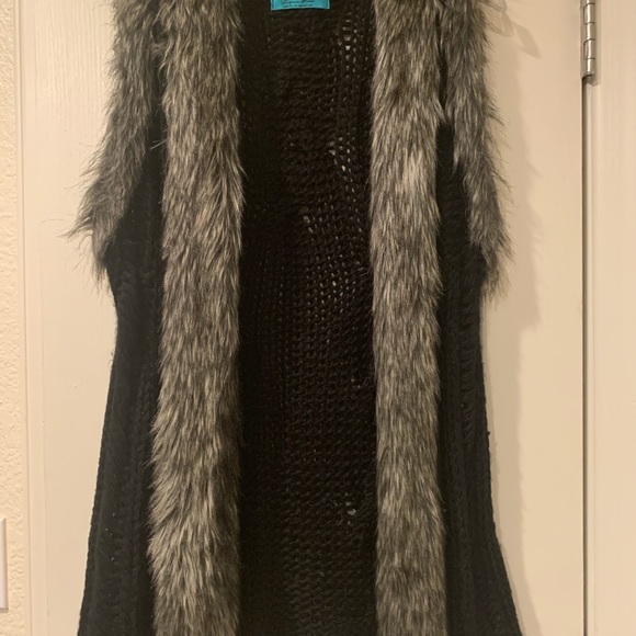 CROCHET BLACK AND FAUX FUR VEST - Picture 2 of 3